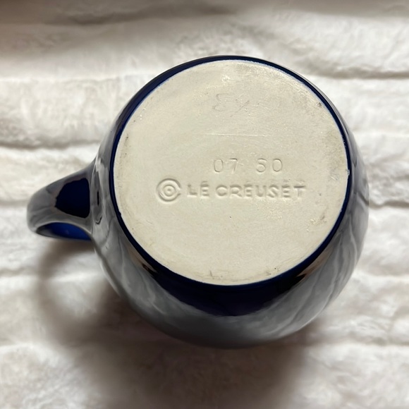 e Creuset 9” blue ombré pitcher - Picture 8 of 8